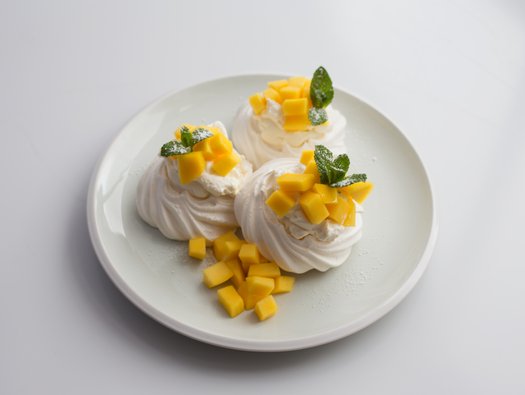 Meringue with mango and lime cream