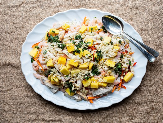 Prawn and chicken noodles with mango